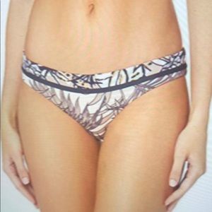 Maaji Friendly Cashew Reversible Signature Cut L